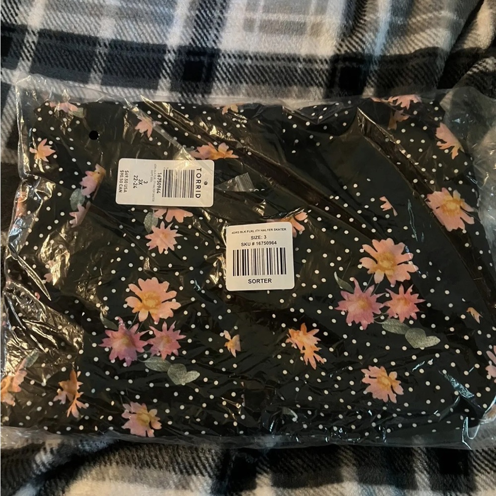 NWT Torrid Mini Studio Knit Skater Dress Black Floral Polka Dot Size 3 (22/24) - Picture 3 of 3